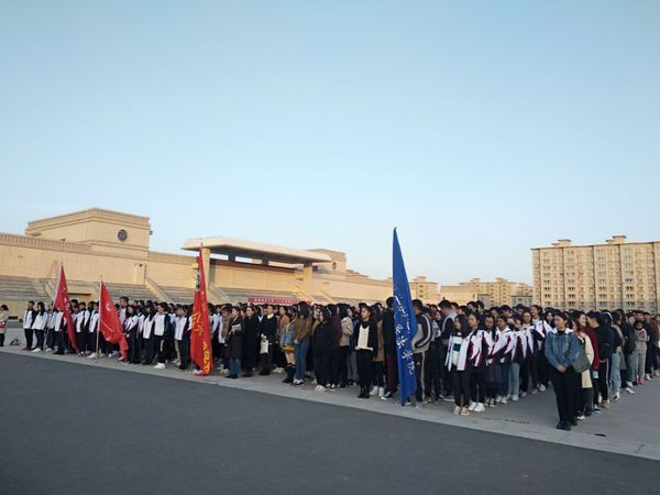 商学院、马克思主义学院、法学院、政治与公共管理学院师生参加升旗仪式