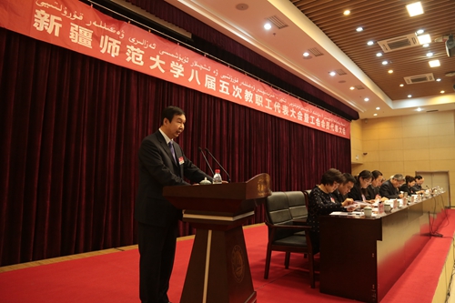 学校副校长李魁铭同志代表学校作2017年度学校财务报告