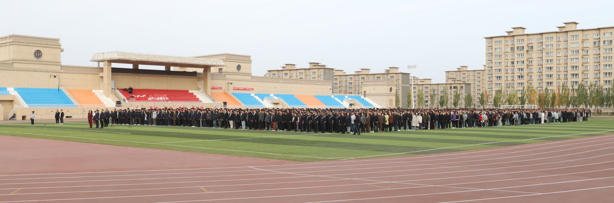 我校举行庆祝中华人民共和国成立76周年升旗仪式暨“同心筑梦贺华诞，踔厉奋发启新程”国旗下的思政课活动